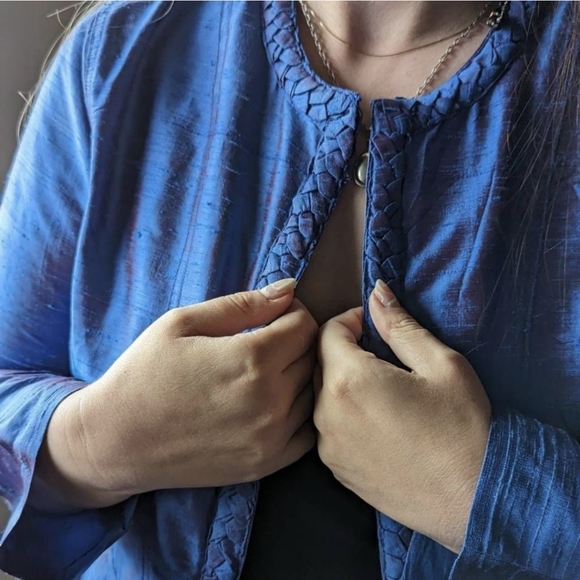 Chico's Royal Blue Iridescent 100% Silk Open Blazer Jkt w/ Braided edges sz1 M - Picture 3 of 10